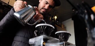 Barista-przygotowujacy-kawe