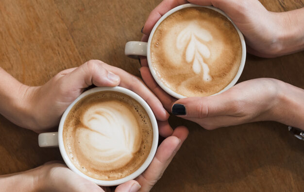 Ekspres do kawy – ze spieniaczem czy bez? Co wybrać?