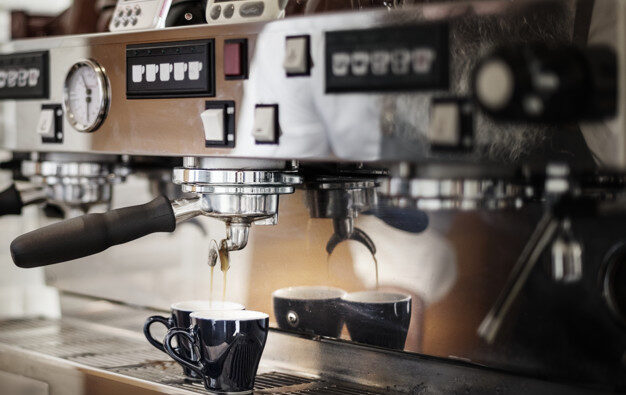 Wybór idealnego ekspresu ciśnieniowego – przygotuje prawdziwą włoską kawę!