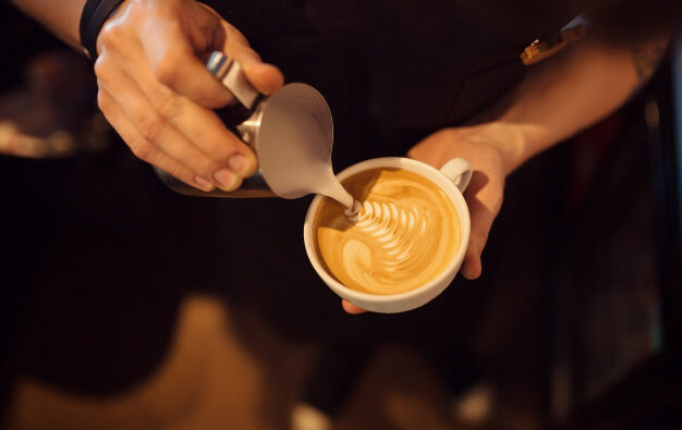 Rozgrzewająca kawa na jesień – jak ją przyrządzić?