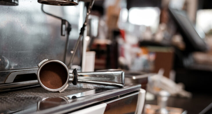 Jak czyścić ekspres do kawy DeLonghi? Dlaczego czyszczenie ekspresu jest ważne?